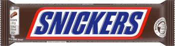 Baton czekoladowy Snickers w brązowym opakowaniu z widocznym niebieskim logo i czerwonym obramowaniem.