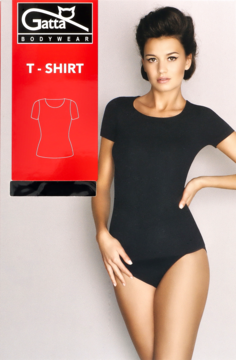 Czarna, dopasowana koszulka T-shirt Gatta z krótkim rękawem na modelce i czerwone opakowanie produktu.