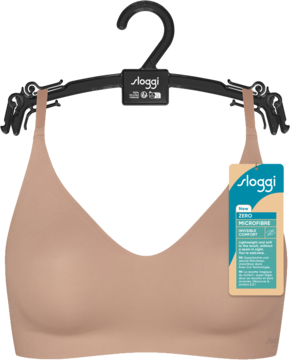 Beżowa braletka Sloggi z mikrofibry na wieszaku, widok z przodu. Miękki, bezfiszbinowy biustonosz z metką.