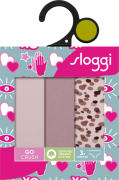 Trójpak damskich majtek Sloggi Hipster: jasnoróżowe, mauve i w panterkę, w pudełku z sercami na wieszaku.