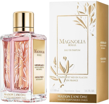 Przezroczysty flakon Lancome Magnolia Rosae EDP ze złotymi liśćmi w środku, obok białe pudełko. Widok z przodu.