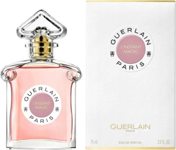 Guerlain L'Instant Magic Eau de Parfum: różowa szklana butelka obok białego pudełka ze złotymi detalami, widok z przodu.