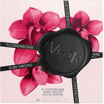 Flowerbomb Ruby Orchid EDP, kwadratowe pudełko z czerwonymi orchideami i czarną pieczęcią Viktor&Rolf, widok z przodu.