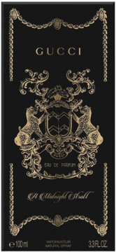 Czarne pudełko perfum Gucci A Midnight Stroll, zdobione złotymi ornamentami i herbem, widok z przodu.