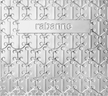 Srebrzyste, metaliczne opakowanie Paco Rabanne Phantom z wypukłym, geometrycznym wzorem i napisem 'rabanne'.