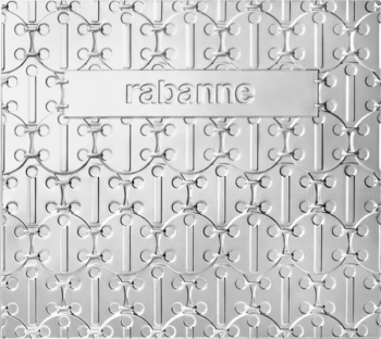 Zbliżenie na srebrny panel opakowania Paco Rabanne Invictus, z wytłoczonym geometrycznym wzorem i napisem 'rabanne'.