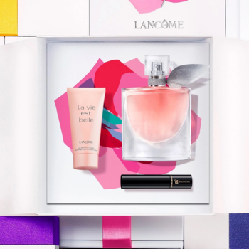 Zestaw Lancôme La Vie Est Belle: woda perfumowana, balsam i tusz w otwartym białym pudełku z grafiką róży.