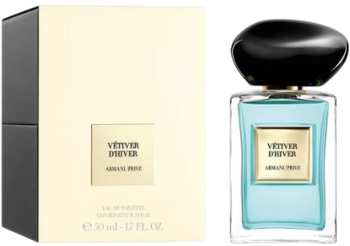 Flakon perfum VETIVER D'HIVER ARMANI PRIVÉ z jasnoniebieskim płynem i czarną nakrętką obok kremowego pudełka.