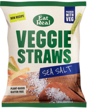 Eat Real Veggie Straws Sea Salt, biała paczka z zielonymi elementami, rozsypane słomki i sól morska. Widok z przodu.