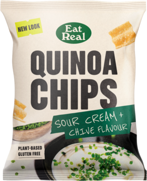 Biała torebka Eat Real Quinoa Chips, widok z przodu, o smaku Sour Cream + Chive Flavour, plant-based i bezglutenowe.