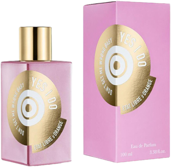 Różowa butelka i pudełko perfum Etat Libre d'Orange Don't Get Me Wrong Baby Yes I Do ze złotą etykietą.