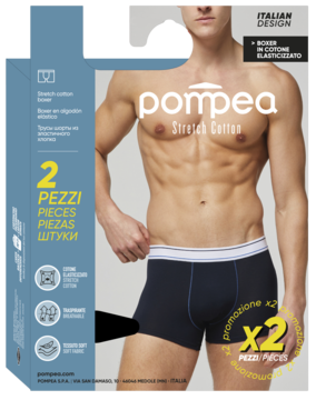 Mężczyzna w ciemnych bokserkach Pompea Stretch Cotton, obok niebieskie opakowanie 2-pak z napisami "2 PEZZI".