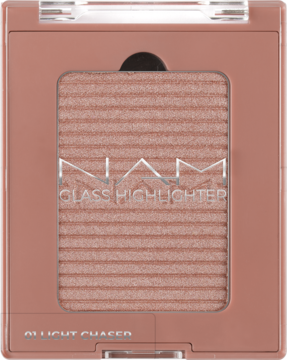 Kompaktowy rozświetlacz NAM Glass Highlighter 01 Light Chaser, różowo-złoty, z prążkowaną powierzchnią, widok z góry.