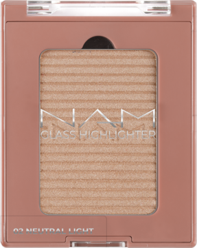 Widok z góry: NAM Glass Highlighter 02 Neutral Light, beżowy prasowany rozświetlacz w brzoskwiniowym opakowaniu.