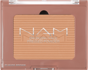 NAM Brązujący puder do twarzy Nude Brown 02 w zamkniętej puderniczce z rowkowaną powierzchnią i logo.