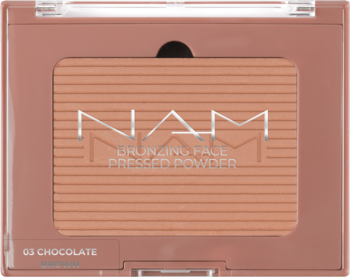 Puder brązujący NAM 03 Chocolate Brown w beżowej puderniczce, widok z góry, z wytłoczoną nazwą i żeberkowaną teksturą.
