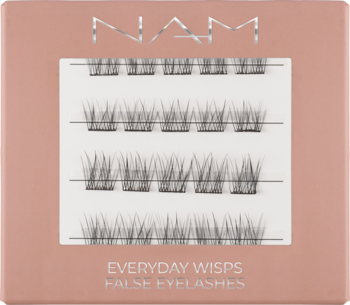 Różowo-beżowe pudełko z rzęsami NAM Everyday Wisps 10/12mm, w środku 20 czarnych kępek. Widok z przodu.