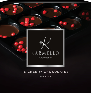 Karmello premium, czarne pudełko 16 wiśniowych pralinek z ciemnej czekolady z czerwonymi perłami, widok z góry.
