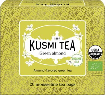 Jasnozielone pudełko herbaty Kusmi Tea Green Almond, widok z przodu, 20 torebek, z certyfikatami organicznymi.
