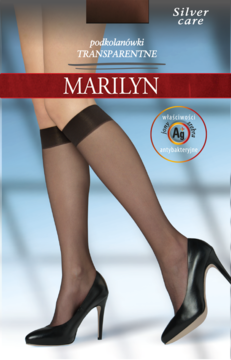 Ciemne, transparentne podkolanówki Marilyn Silver Care, opakowanie z modelką prezentującą je na nogach, widoczne logo Ag.