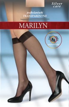 Ciemne podkolanówki Marilyn Silver Care transparentne z wygodną gumką, na nogach modelki. Widok opakowania.