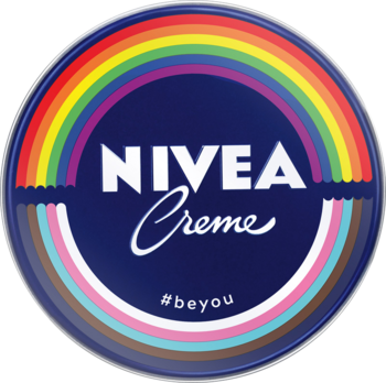 NIVEA Creme #BeYou, okrągłe wieczko kremu z tęczowym wzorem Pride i transpłciowym, na granatowym tle.