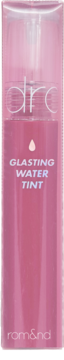 Rom&nd Glasting Water Tint w różowej, podłużnej butelce, widok z przodu, z jasnym napisem i ikoną kropli.