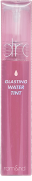 Rom&nd Glasting Water Tint w różowej, podłużnej butelce, widok z przodu, z jasnym napisem i ikoną kropli.