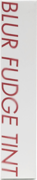 Białe pudełko matowej pomadki Rom&nd Blur Fudge Tint z czerwonym, pionowo napisanym logo.