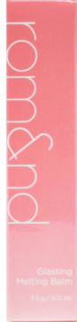 Jasnoróżowe pionowe opakowanie balsamu Rom&nd Glasting Melting Balm, z białym logo i nazwami.