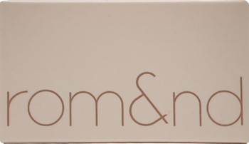 Rom&nd Better Than Cheek róż w kamieniu Nutty Nude, beżowe opakowanie z miedzianym logo, widok z góry.