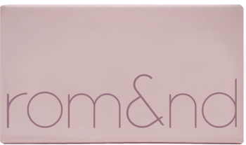 Pudroworóżowe, prostokątne opakowanie różu Rom&nd Better Than Cheek Vine Nude z ciemnym logo, widok z przodu.
