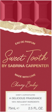 Czerwone opakowanie perfum Sabrina Carpenter Sweet Tooth Cherry Baby Eau de Parfum, widok z przodu, motyw czekolady.