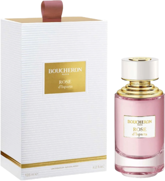 Różowe perfumy Boucheron Rose d'Isparta w szklanej butelce i białe, teksturowane pudełko obok siebie.