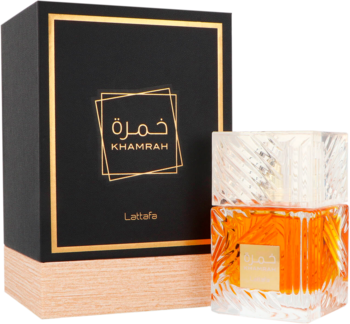 Perfumy unisex Lattafa Khamrah: bursztynowy flakon z fasetami obok czarnego pudełka ze złotym logo.