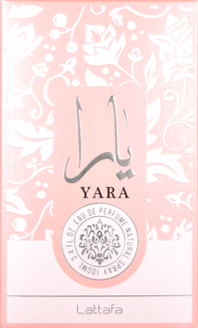 Lattafa Yara Eau de Parfum dla kobiet w jasnoróżowym pudełku z białymi kwiatowymi wzorami i srebrnym napisem Yara, widok z przodu.