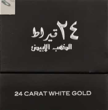 Czarne pudełko perfum Lattafa 24 Carat White Gold ze srebrnym napisem, widok z przodu.