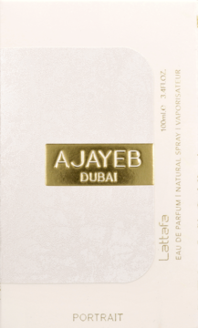 Białe, teksturowane opakowanie perfum Lattafa Ajayeb Dubai Portrait 100ml, złote logo, z przodu.