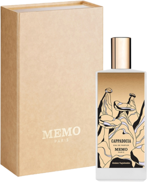 Woda perfumowana Memo Paris Cappadocia. Beżowe pudełko obok flakonu z pejzażem skalnym i złotą nakrętką, widok z przodu.