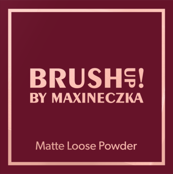 Ciemnoczerwone, kwadratowe opakowanie pudru Brush Up! by Maxineczka Matte Loose Powder, widok z przodu.