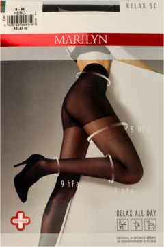 Opakowanie czarnych rajstop uciskowych Marilyn Relax 50 z modelem prezentującym stopnie kompresji hPa.