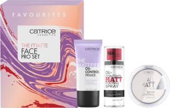Zestaw Catrice The Matte Face Pro: fioletowe pudełko, baza Oil-Control Primer, spray i puder matujący. Produkty na różowym tle.