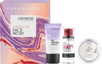Zestaw Catrice The Matte Face Pro: fioletowe pudełko, baza Oil-Control Primer, spray i puder matujący. Produkty na różowym tle.