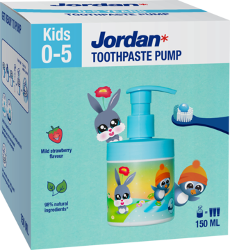Jordan Kids pasta do zębów 0-5 lat, truskawkowa, w biało-niebieskim pudełku z niebieską pompką i grafikami.