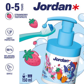 Jordan, pasta dla dzieci 0-5 lat, truskawkowa, w niebieskiej butelce z pompką, na białym tle z bąbelkami.