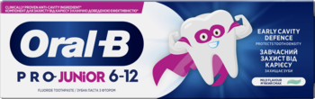 Pasta Oral-B Pro-Junior 6-12. Biała tubka z niebieskim tłem, ząb-superbohater, wczesna ochrona przed próchnicą.