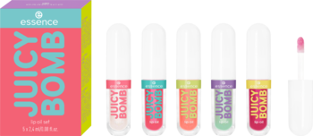 Zestaw pięciu olejków Essence Juicy Bomb. Różowy box i 5 transparentnych tubek, jedna z otwartym aplikatorem.