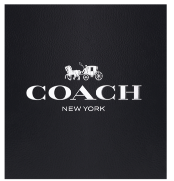 Białe logo Coach New York z emblematem powozu konnego na ciemnym, teksturowanym tle. Widok centralny.