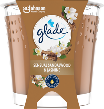 Glade Sensual Sandalwood & Jasmine, dwie świece o karmelowym wosku w brązowej etykiecie, widok z przodu.