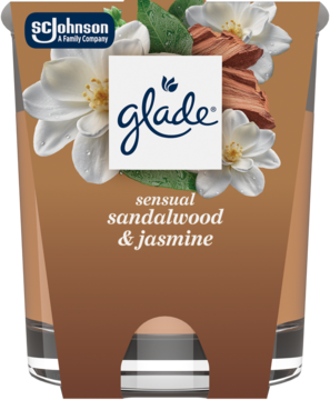 Świeca Glade Sensual Sandalwood & Jasmine w szklanym słoiku, brązowa etykieta z jaśminem i drewnem.